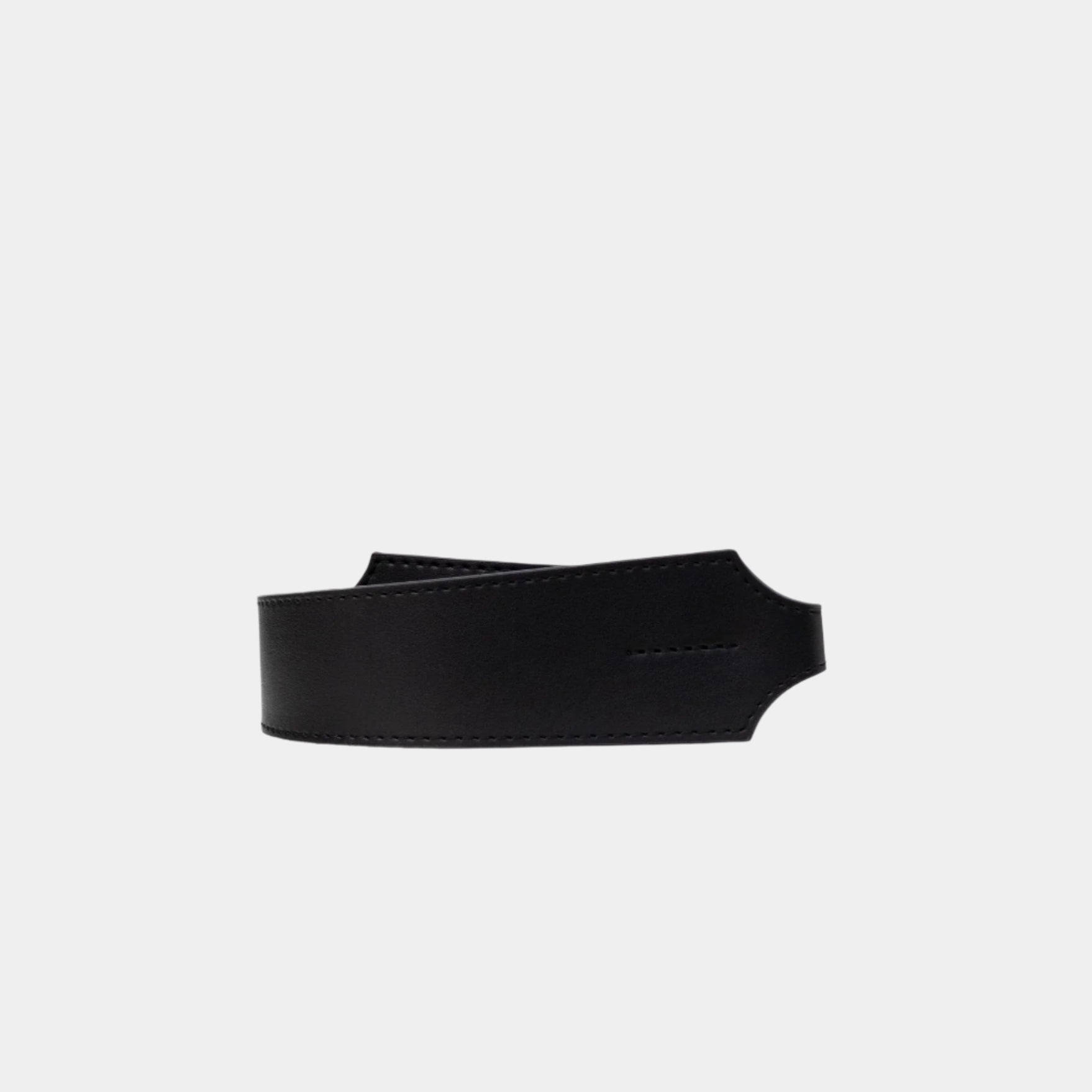 Close-up of the detachable 120 cm shoulder strap in matching black vegan leather.