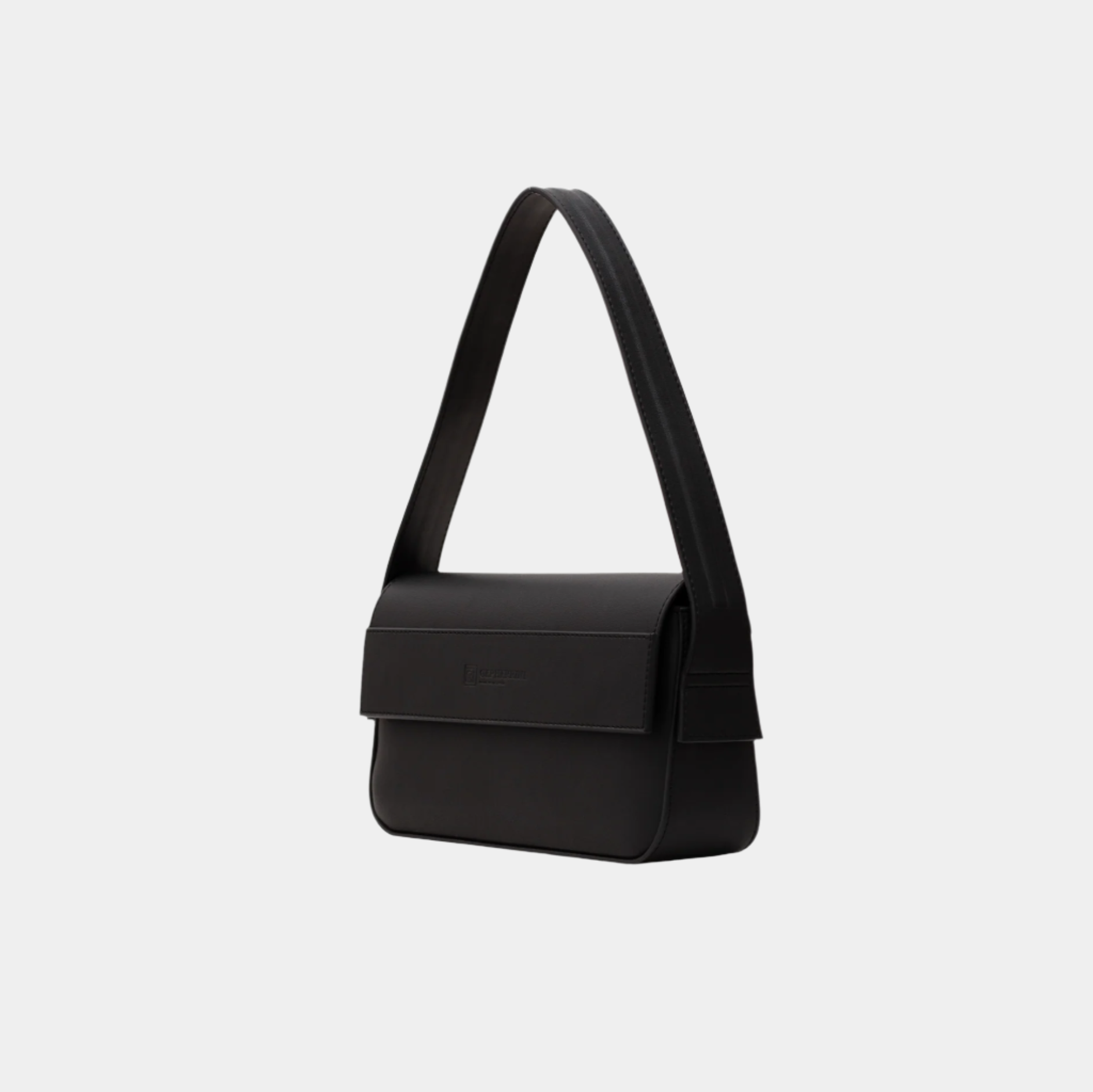 Side view of Thiby handbag in black leather with Gepherrini logo.